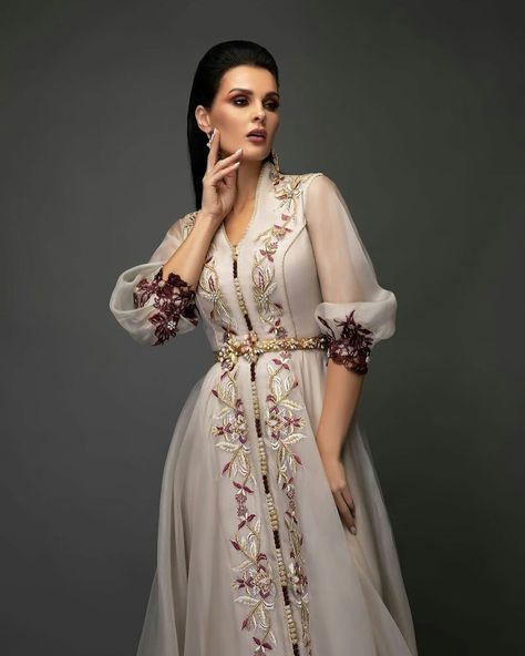 Caftan Simple Chic, Caftan Simple, Chic Outfits Edgy, Beautiful Party Dresses, Arabian Dress, Moroccan Clothing, Dress Kaftan, Moroccan Fashion, Woman Dresses