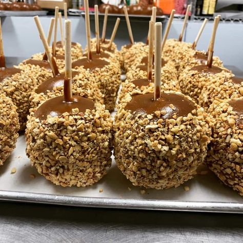 Caramel Apple Aesthetic, Candy Apples Aesthetic, Caramel Apples Aesthetic, Apples Aesthetic, Caramel Aesthetic, Gourmet Caramel Apples, Homemade Jelly, Fall Candy, Colorful Desserts