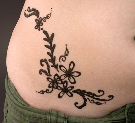 Henna tatoo- want! Hip Henna, Stomach Henna, Small Henna Tattoos, E.t Tattoo, Tattoo Fixes, Henna Flower Designs, Cute Henna Tattoos, Mermaid Tattoo Designs, Small Henna