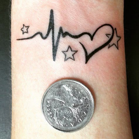 23 Heartbeat Tattoos That'll Leave You Breathless: When you want to get a special ink to honor someone you love, you can go with their name or birthday or pull an Angelina Jolie and get the coordinates of where they were born. Ekg Tattoo, Heartbeat Tattoo Design, Heartbeat Tattoo, Geniale Tattoos, Tattoos For Daughters, Hand Tattoo, Star Tattoos, Trendy Tattoos, Small Tattoo