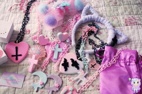 Decora Aesthetic, Dark Decora, Creepy Cute Fashion, Goth Fairy, Pastel Goth Fashion, Pastel Grunge, Kawaii Goth, Yami Kawaii, Kawaii Jewelry