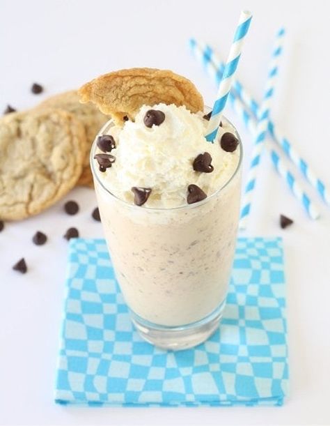 Chocolate Chip Cookie Milkshake Cookie Milkshake Recipe, Milkshake Flavors, Cookie Smoothie, Drinks Chocolate, Cookie Milkshake, Vanilla Milkshake, Chocolate Milkshake, Milkshake Recipes, Milk Shakes