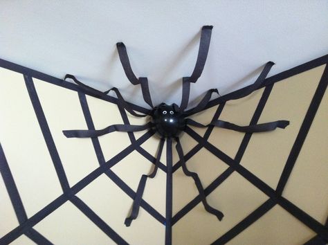 Halloween decor- giant spider in a web using streamers and a balloon Funny Mens Halloween Costumes, Balloon Spider, Halloween Streamers, Easy Outdoor Halloween Decorations, Spiderman Birthday Party Decorations, Spider Craft, College Halloween Costumes, Halloween Office Party, Office Halloween Decorations