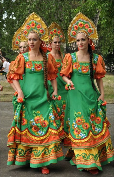 Tenun Dress, Manga Fashion, Slavic Clothing, Celtic Dress, Folklore Fashion, Ukrainian Clothing, Three Women, Folk Style, National Dress