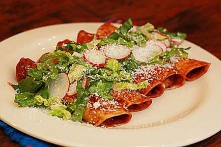 Sweet enchiladas, with love from Guadalajara Sweet Enchiladas, Mole Sauce, Small Tomatoes, Shredded Lettuce, Minced Meat, Sweet Sauce, Mexican Dishes, Dinner Menu, Vegetable Dishes