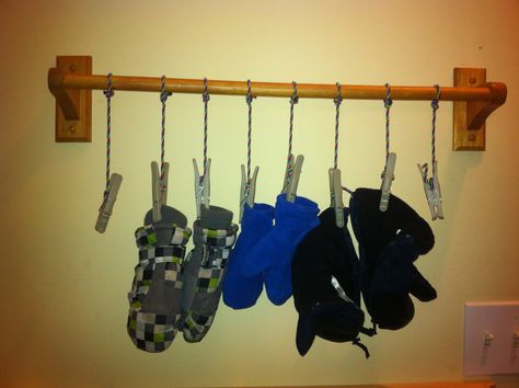 Simple wet mitten storage.    Our entry way is small, there was no where to put wet mittens.  They ended up on lying about on registers and we were always looking for them.  To fix this, I put up a towel bar, tied some clothes pins to it, and voila - wet mittens have a home where they dry nicely and are easily found. Mitten Storage, Winter Gear Storage, Diy Clothes Hanger, Diy Clothes Hanger Storage, Kids Clothes Storage, Diy Clothes Storage, Diy Mittens, Diy Clothes Hangers, Clothes Hanger Storage