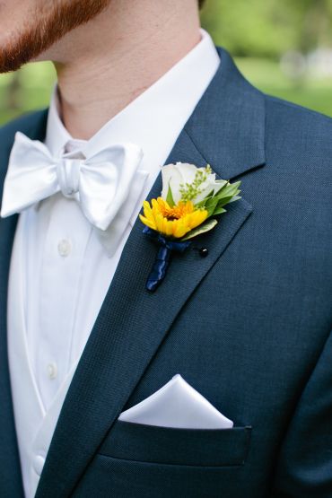 Sunflowers And White Roses Bouquet, Bootinterieur Wedding Sunflower, Sunflowers And Daisies Wedding, Sunflower And White Rose Wedding, Sunflower And White Rose Bouquet, Veronica Bouquet, Bouquet Prom, Daisy Boutonniere, White Spray Rose