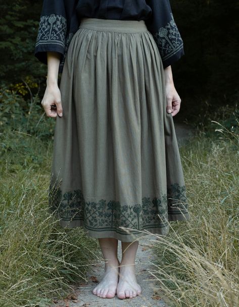 Velvet Skirt Outfit, Style Essence, Floral Circle, Embroidered Skirt, Velvet Skirt, Skirt Outfit, Historical Clothing, Circle Skirt, Moss Green