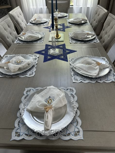 Shabbat Table Setting Ideas, Hanukkah Party Food, Hannukah Recipes, Jewish Sabbath, Hanukkah Lights, Hanukkah Crafts, Bar Mitzva, Jewish Celebrations, Jewish Home