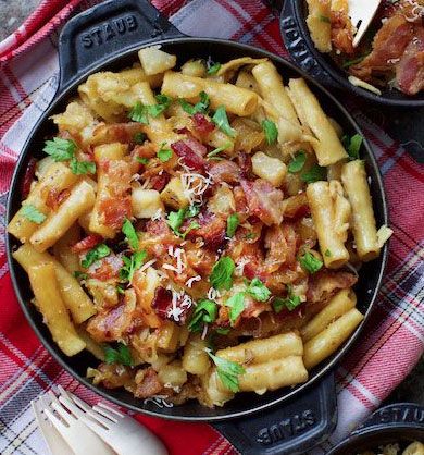 Alpine Macaroni, Hearty Pasta Recipes, Swiss Cuisine, Swiss Recipes, Around The World Food, Country Recipes, Austrian Recipes, Dutch Oven Cooking, Gnocchi Recipes