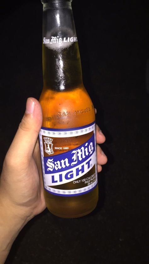 Sanmiglight Beer Picture, San Mig Apple Beer, Sanmiglight Beer, Beer Aesthetic Drinking Night, Filipino Alcohol Drinks, San Mig Light, San Miguel Light, San Mig, Alcoholic Snapchat