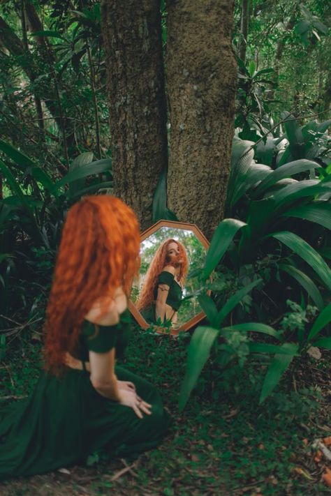 Outdoor Fairy Photoshoot Ideas, Fae Photoshoot Ideas, Enchanted Forest Photography, Fairy Portrait Photography, Forest Photo Shoot Ideas, Forest Fairy Photoshoot Ideas, Forest Queen Aesthetic, Mushroom Fairy Photoshoot, Ethereal Forest Photo Shoot