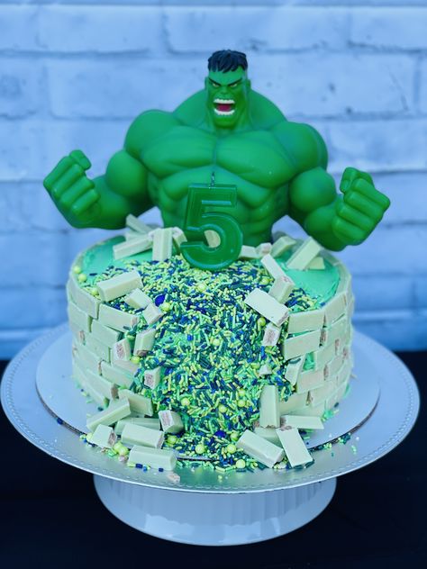 Incredible hulk homemade birthday cake using green Kit Kats. Incredible Hulk Birthday Party Ideas, Hulk Bday Cake, Simple Hulk Cake, Easy Hulk Cake, Homemade Hulk Cake, Diy Hulk Cake, The Hulk Birthday Party Ideas, Cake Hulk Birthday, Hulk Sheet Cake