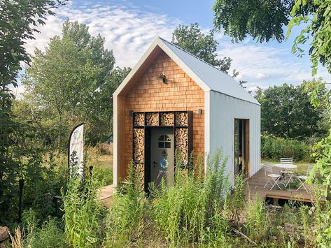 Measuring 265 square feet, this tiny house from Germany has a compact kitchen and an enormous bathroom (with a full-sized bathtub)! Big Bathtub, Houses In Germany, Tiny Loft, Interior Balcony, Tiny House Talk, Tiny House Builders, Micro House, Radiant Floor Heating, Huge Windows