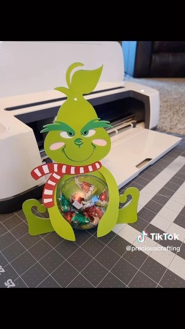 Diy Candy Holders Craft Ideas, Grinch Candy Holder, Christmas Candy Holder Svg, Christmas Circut Idea, Christmas Gifts With Cricut Diy, Christmas Craft Cricut, Diy Cricut Christmas Projects, Christmas Candy Holders Diy, Cricket Christmas Projects