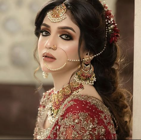 Desi Bride Hair Down, Barat Makeup Look Pakistani, Bridal Makeup Looks Pakistani, Barat Makeup Look, Bridal Makeup Pakistani, Gold Maang Tikka Designs, Maang Tikka Bridal, Maang Tikka Gold, Desi Bridal Makeup