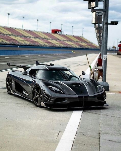 #koenigsegg #agera #cars #sportcars #supercars #luxury #wealth #rich Car Paint Jobs, Futuristic Cars Design, Cool Car Pictures, Exotic Sports Cars, Classy Cars, Super Luxury Cars, Pretty Cars, Futuristic Cars, Koenigsegg