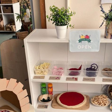 🍕Pizzeria Role Play🍕 I love switching up the role play area regularly and after seeing a few people (specifically @creative_mama_che)… | Instagram Cafe Role Play Area Eyfs, Cafe Role Play Area, Kindergarten Restaurant, Role Play Areas Eyfs, Felt Pasta, Pizza Station, Felt Pizza, Kids Pizza, Role Play Areas