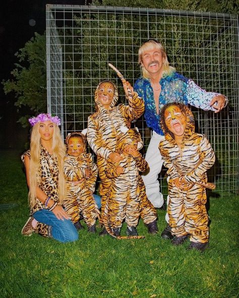 My favorite family halloween costumes and family costumes. Browse these halloween costumes for families now! Tiger King Costume, Family Halloween Photoshoot, Kardashian Halloween Costume, Kim Kardashian Halloween, Kylie Jenner Snapchat, Berry Dress, King Costume, Robert Kardashian, Halloween Express