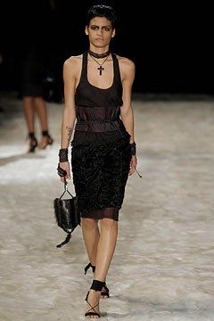 Gucci Fall 2002 Ready-to-Wear Collection - Vogue Gucci 1995, Tom Ford For Gucci, Tom Ford Gucci, Rebelde Way, Woman Dresses, 3 Women, Fashion Couture, Runway Collection, Fashion Show Collection