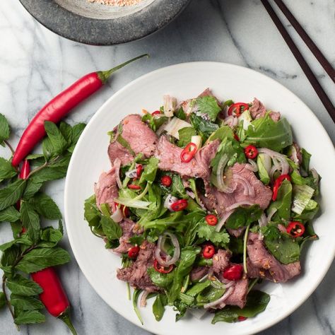 Overhead view of spicy Thai beef salad garnished with red chili slices. Spicy Beef Salad, Thai Beef Salad Recipe, Roast Beef Salad, Salad Calories, Thai Beef Salad, Thai Beef, Beef Salad, Spicy Thai, Grilled Beef