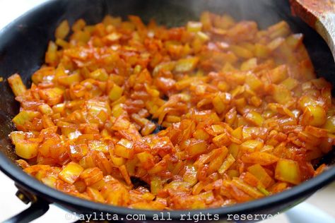 Sofrito or Refrito de cebolla Red Sofrito Recipe, Turkey Tortilla Soup, Surimi Recipes, Sofrito Recipe, Ecuadorian Food, Pollo Recipe, Latino Food, Mackerel Recipes, Hispanic Kitchen