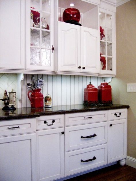 Red And White Kitchen, Red Kitchen Decor, Beadboard Backsplash, Kabinet Dapur, Casa Vintage, Classic Kitchen, Backsplash Kitchen, Red Decor, Image Ideas