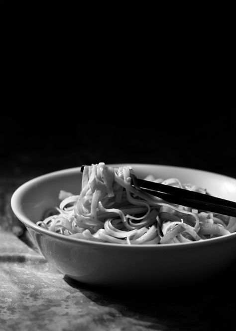 Black and White Wednesday – Noodles | love food eat Black And White Food, Snack Shack, Buttered Noodles, White Food, Food Photography Inspiration, Aesthetic Black, Food Images, Baking Tips, Sugar And Spice