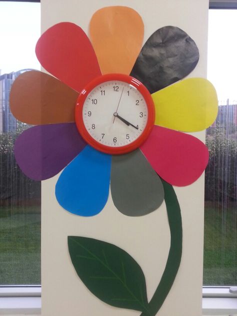 Turn a boring clock to a colorful flower and decorate your classroom. Classroom Clock Decor, Classroom Clock, Birthday Chart, Clock Template, Decorations Flowers, Infant Room, Classroom Decor High School, Infant Classroom, Clock Ideas