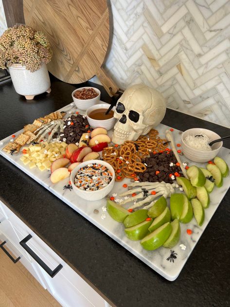 Halloween Board Party Ideas, Halloweenchacutery Board Ideas, Halloween Apple Charcuterie Board, Fruit Board Halloween, Boo Cuterie Board, Cacutere Board Halloween, Halloween Snacks Board, Apps For Halloween Party, Halloween Snack Board For Adults