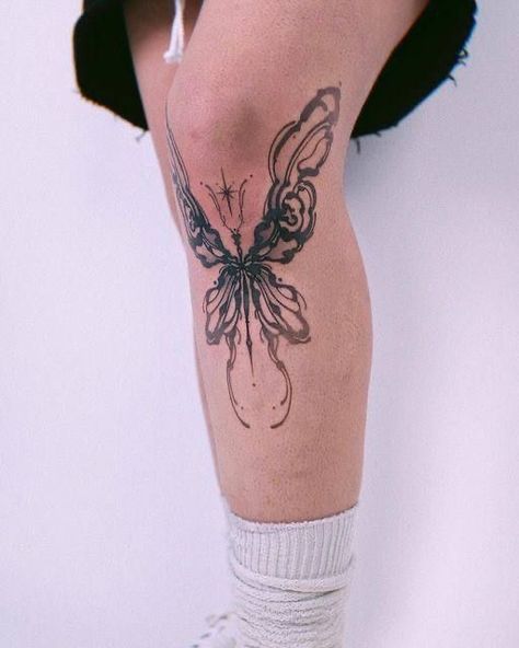 Stars Around Knee Tattoo, We Happy Few Tattoo, Girls Knee Tattoo, Pretty Knee Tattoos, Moth On Knee Tattoo, Fineline Realism Tattoo, Stars On Knees Tattoo, Abstract Knee Tattoo, Star Tattoo Knee