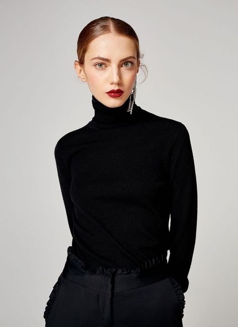 Black Polo Neck, Outfits Ladies, Women Turtleneck, Turtleneck Outfit, Turtleneck Style, Woman Sweater, Turtleneck Sweaters, Business Chic, Ladies Turtleneck Sweaters