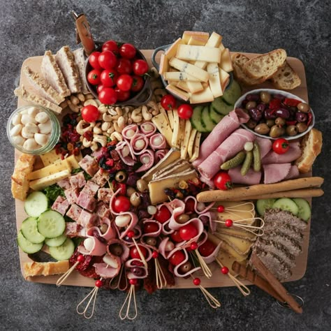 Succombez à la folie des planches apéro et épatez vos amis avec cette <strong>idée de planche apéro ultra gourmande et généreuse</strong> ! Facile à préparer, elle vous promet une soirée d'<strong>apéritif dînatoire</strong> avec plaisir et sans contrainte ! Parisian Dinner Party, Nye Food, Party Food Platters, Charcuterie And Cheese Board, Tapenade, Food Platters, Nouvel An, Finger Foods, Love Food