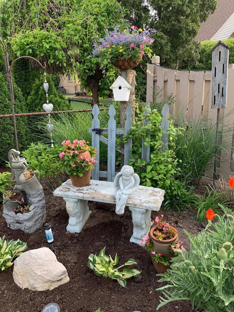 Small Memorial Garden Ideas, Easy Garden Ideas Landscaping, Garden Sitting Areas, Pet Memorial Garden, Landscaping Around Trees, Prayer Garden, Small Courtyard Gardens, Gardening Landscaping, Corner Garden