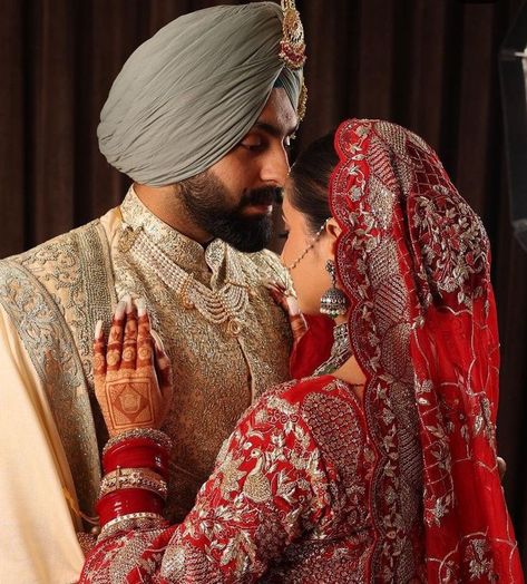 Sikh Wedding Dress, Sikh Wedding Photography, Punjabi Wedding Couple, Bride Groom Poses, Groom Dress Men, Bride Photos Poses, Punjabi Couple, Indian Wedding Couple Photography, Bride Photography Poses