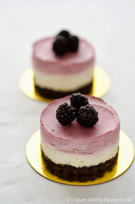 Cheesecake Blackberry, Blackberry Mousse, Foods Images, Mini Mousse, Mousse Desserts, Triple Chocolate Mousse Cake, Heart Baking, Mousse Cake Recipe, Crunchy Chocolate