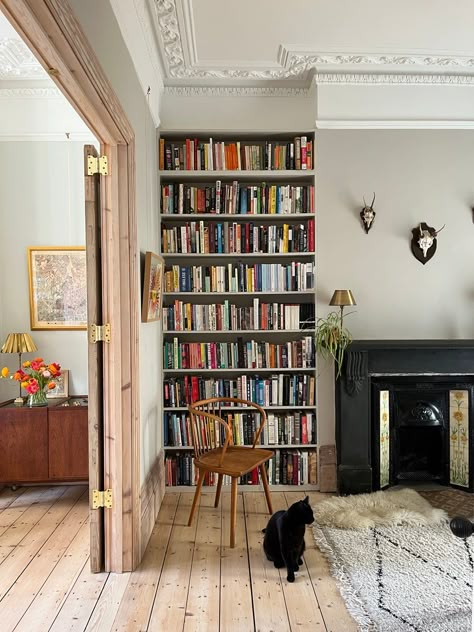 Fireplace Alcove Ideas, Alcove Bookshelves, Beautiful Home Library, Neutral Living Room Colors, Alcove Shelving, Timeless Living Room, Classic Living Room, Victorian Terrace, Home Libraries