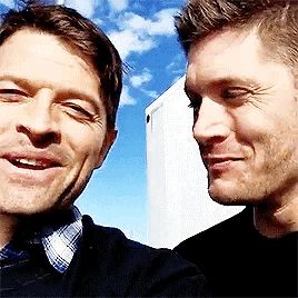 I love how happy they are around each other. Misha And Jensen, Jensen Misha, Michael Supernatural, Supernatural Facts, Conor Leslie, Dean Winchester Shirtless, Jared Padalecki Supernatural, Supernatural Convention, Jensen And Misha