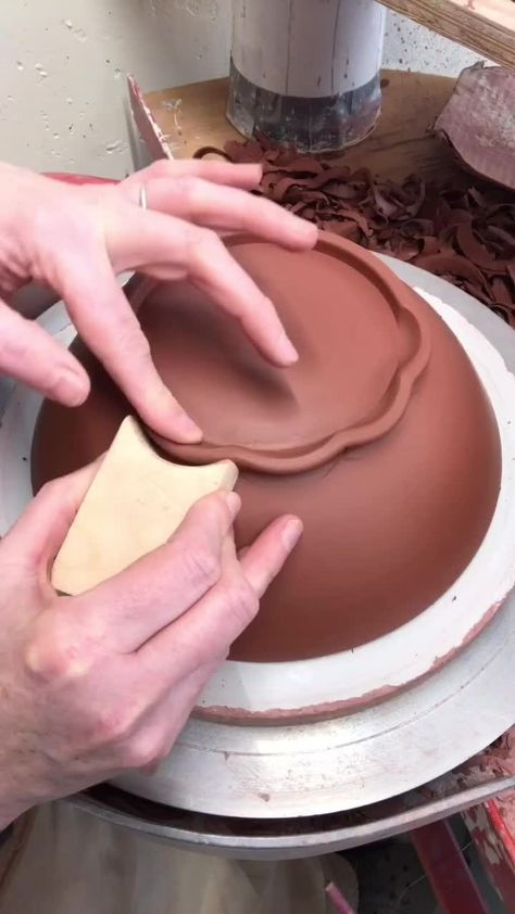 How to make a plate ❤️ ••• Follow @susanadelrioceramica for more! | Instagram Altered Ceramic Bowls, How To Make Ruffles, Beginners Ceramics, Pottery Shapes, Clay Models, Beginner Pottery, Pottery Handbuilding, Diy Ceramic, Slab Pottery