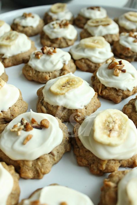 Life's Simple Measures: Hummingbird Oatmeal Cookies Hummingbird Cookies, Hummingbird Cake Recipes, Family Favorite Recipes, Carrot Cake Bars, Hummingbird Cake, Lovely Family, Holiday Cookie Recipes, Whoopie Pies, Baked Oatmeal