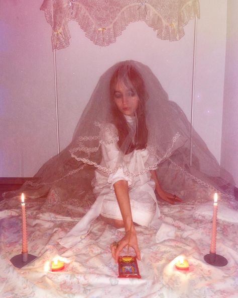 70s Horror Aesthetic, Vampire Aesthetics, 70s Horror, Lana Del Rey Vintage, Coquette Girlblogger, The Love Witch, Witch Vintage, Lana Del Rey Ultraviolence, Picnic At Hanging Rock