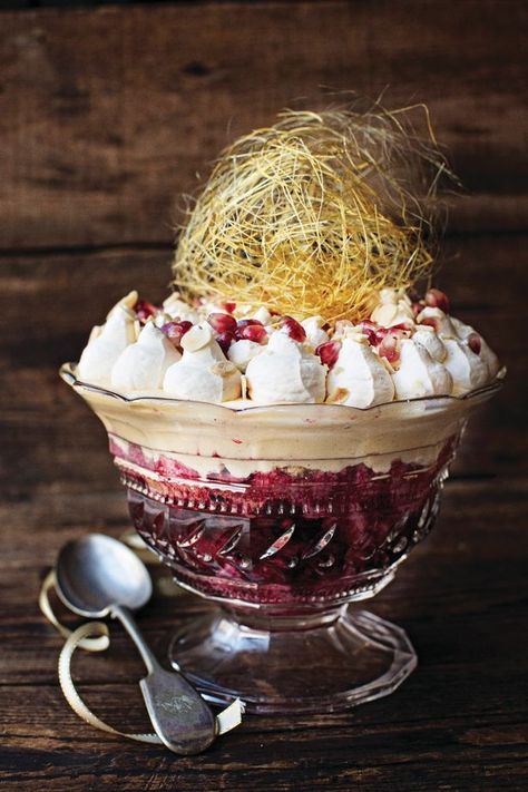 Jojo Recipe, Classic Christmas Dessert, Amazing Christmas Desserts, Sherry Trifle, Christmas Trifle Recipes, Christmas Pavlova, Christmas Trifle, Delicious Christmas Cookies, Trifle Desserts