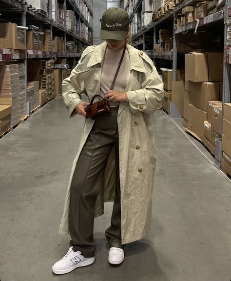 trench coat, leather trousers, baseball cap, jacquemus, new balance Khaki Trench Coat Outfit, Trench Coat Street Style, Cozy Rainy Day Outfit, Leather Trousers Outfit, Trench Outfit, Rainy Day Outfits, Cozy Rainy Day, Baseball Cap Outfit, Preppy Fall Outfits