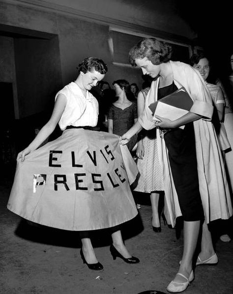 dayblogger: Devoted fans A fan shows off her dress at Elvis Presley’s concert at Ellis Auditorium on May 15, 1956. More than 7,000 people jammed the auditorium to stomp, shudder, shriek and sigh as a young Elvis writhed his way through a rock ‘n’ roll repertoire. Elvis Presley Concerts, Ali Michael, Bye Bye Birdie, Sock Hop, Poodle Skirt, Rare Images, I'm With The Band, Chuck Norris, Graceland