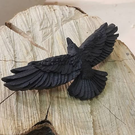 Raven Wood Carving, Crow Carving, Clay Raven, Simple Wood Carving, Bunny Painting, Crows Ravens, Diy Birds, New Stuff, Whittling