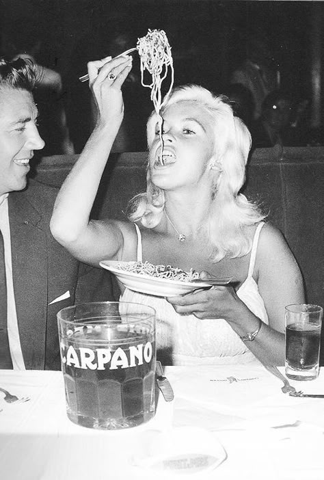 Mickey Hargitay, Eating Spaghetti, Woman Eating, Jayne Mansfield, Social Art, She Wolf, My Funny Valentine, Little Italy, Photo Vintage