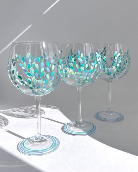 Painting On Glassware, Easy Painted Wine Glasses Ideas, Painting Glass Cups Diy, Glassware Painting Ideas, Cocktail Glass Painting Ideas, Painting On Wine Glasses Diy, Glass Wine Painting, Glass Cup Painting Diy, Painting Ideas Wine Glasses