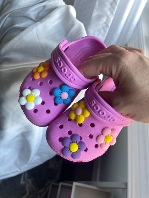 Baby Crocs Shoes, Crocs Outfit Kids, Crocs Ideas, Kids Crocs, Toddler Crocs, Baby Daisy, Toddler Wearing, Baby Inspiration