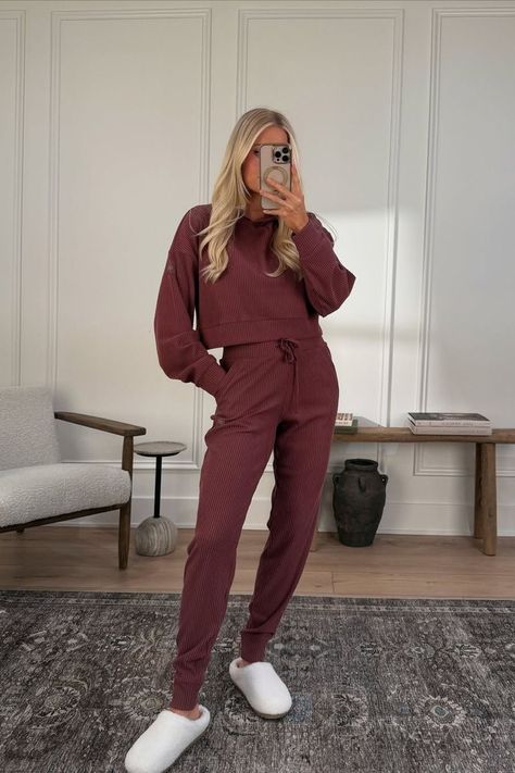 Who doesn't love winter loungewear? I'm wearing these Alo staples all season long! If you want the perfect comfy loungewear for Christmas morning outfits, this is the perfect casual winter look! I'm always putting together casual and stylish outfits. If you need old money outfit ideas, modest summer outfit ideas, cute rainy day outfit inspo, winter office outfits, and much, much more, tap to shop this look and explore my LTK for more style inspiration! Cute Rainy Day Outfit, Christmas Morning Outfit, Winter Office Outfits, Old Money Outfit Ideas, Winter Wedding Attire, Outfit Ideas Modest, Kathleen Post, Outfit Inspo Winter, Outfit Ideas Cute