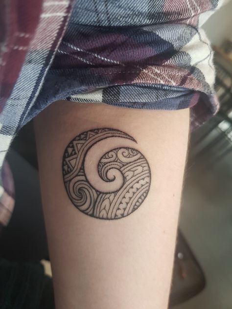 #koru #maori #spiral #tattoo Koru Tattoo Woman, Maori Koru Tattoo, Koru Tattoo Design, Small Maori Tattoo Woman, Koru Tattoo Maori, Small Maori Tattoo, Koru Tattoo, Spiral Tattoo, Maori Koru